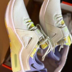 Nike Women's Shoes in White and Light Green